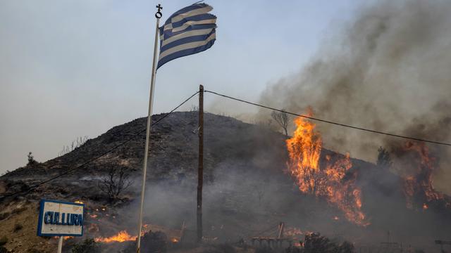 Authorities scramble to carry out largest fire evacuations in Greece's history: "We are at war"