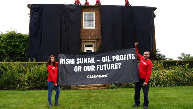 U.K. leader Rishi Sunak's house turned black by Greenpeace activists protesting oil "drilling frenzy"