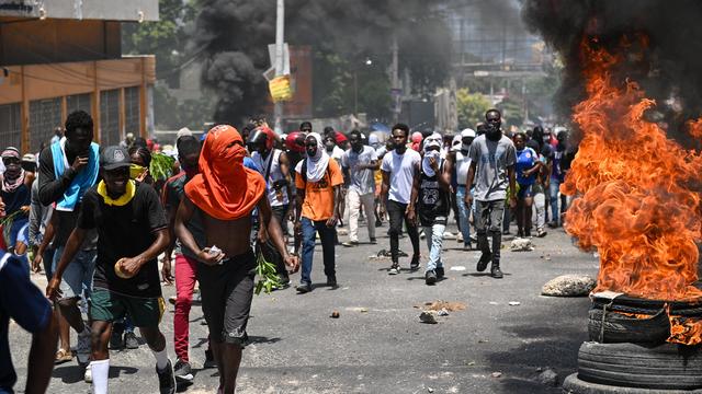 U.S. closes Haiti embassy amid "rapid gunfire" after Haitians march to demand security