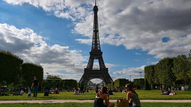 2 American tourists found sleeping atop Eiffel Tower in Paris