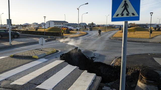 Iceland experiences another 800 earthquakes overnight as researchers find signs volcanic eruption is near