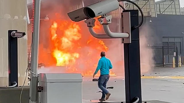 2 dead in vehicle explosion at Rainbow Bridge U.S.-Canada border crossing; officials say no sign of terrorism