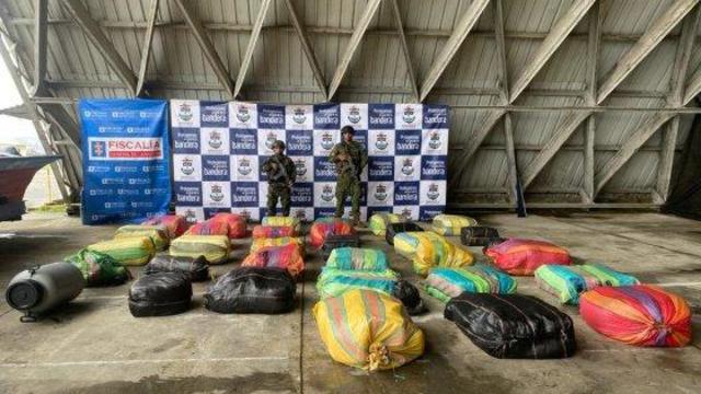 Colombian navy finds shipwrecked boat with over 750 kilos of drugs floating nearby