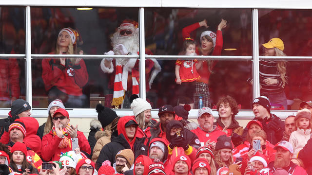 Taylor Swift spends Christmas Day cheering for Travis Kelce at Chiefs game