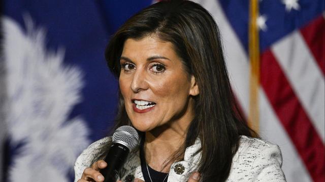 Nikki Haley makes surprise appearance at "Saturday Night Live" town hall