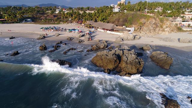 Plane carrying Canadian skydivers crash lands in Mexico, killing man on the beach with his wife