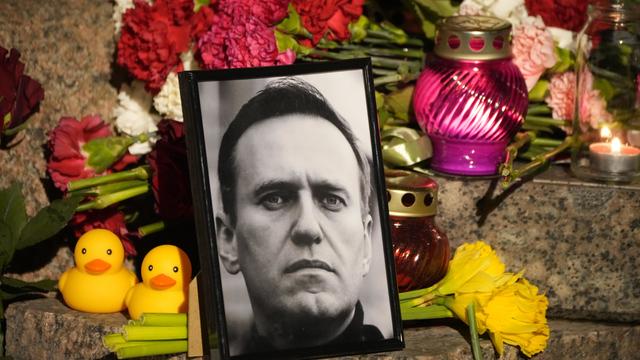 Alexey Navalny's team confirms the death of Putin critic, says his mother is searching for his body