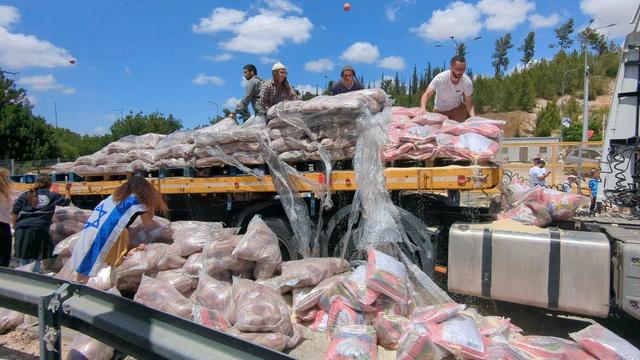 Israeli activists attack Gaza aid convoy, drawing U.S. condemnation and highlighting risk to aid work