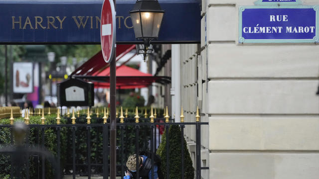 Armed robbers hit luxury store in Paris reported to be "Jeweler to the Stars"