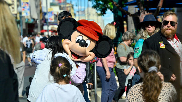 Disneyland's character performers vote to unionize