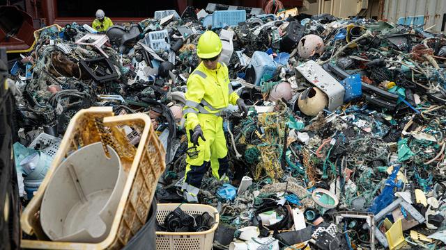 There are thousands of tons of plastic floating in the oceans. One group trying to collect it just got a boost.