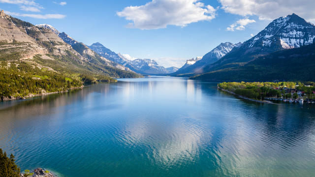 Bear attack in Canadian national park leaves 2 hikers injured