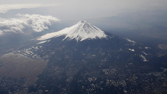 4 bodies recovered on Mount Fuji after missing climber sent photos from summit to family