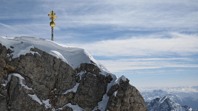 Teen killed by lightning on Germany's highest peak; family of 8 injured in separate strike